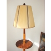 Drewniana lampa podłogowa vintage ze stolikiem